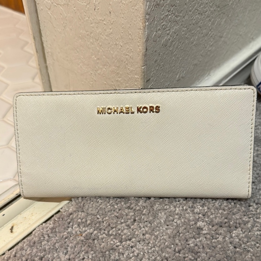 Michael Kors Cream Wallet Luxurious Leather Design